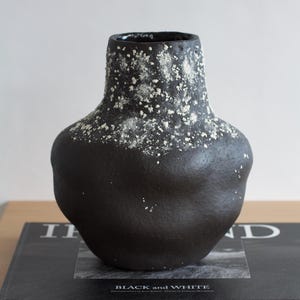 Jarrón de cerámica escultural: obra de arte minimalista hecha a mano en arcilla negra, recipiente decorativo con textura única, decoración wabi sabi.