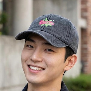 以下が含まれることがあります： 手作りの木製サイン。手書き風の「Welcome to our home」の文字。白く塗装され、黒い文字とアンティーク調の仕上げが施されています。屋内または屋外での使用に適しています。