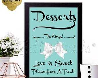 Puede incluir: Un letrero enmarcado con fondo azul claro y texto en negro que dice: Desserts, Darlings!, Love is Sweet, Please Have A Treat!. El letrero presenta un gráfico de un lazo blanco en el centro y pequeños detalles decorativos tipo diamante.