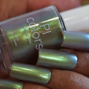 Green Nail Polish with Green Shimmer and Blue Colorshift | Verdant Flash.101