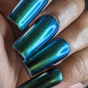 Multichrome Green Nail Polish with Green to Blue Colorshift | Green Glow.209