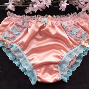 Perzikkleurig satijnen bikinislipje/zachte sensuele sissyslip met een tweekleurige madeliefjesrand. Op bestelling gemaakt: medium tot extra extra groot