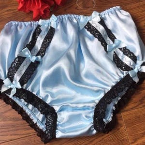 Calcinha estilo vintage azul-bebê completa/calcinha sissy de cetim macio e sensual com acabamento em renda preta - tamanho médio a XXG