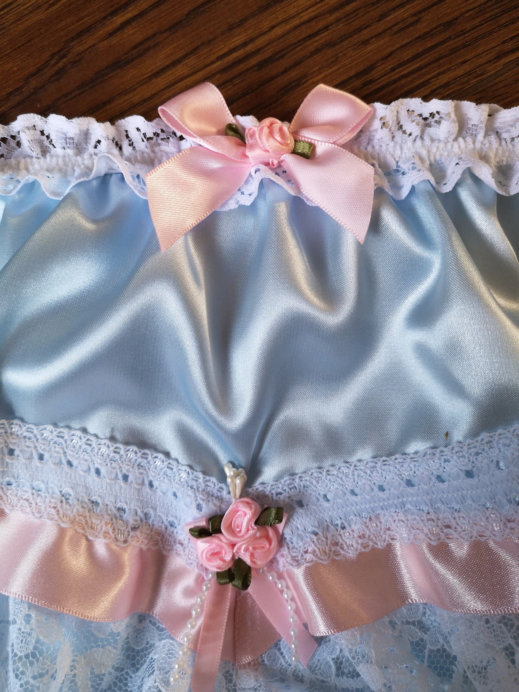 Mutandine Sissy in raso con gonna in pizzo: nastro blu e fiocchi (M-XXL) - Italia