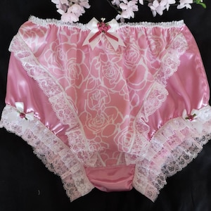 Babyroze satijnen slipje met vollere pasvorm. Roze bedrukt satijnen voorpaneel - op bestelling gemaakt. Medium tot extra extra groot