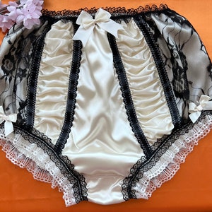 Calcinha estilo vintage de cetim marfim. Calcinha feminina Sissy. Renda preta e laços. Feito sob encomenda. Médio até extra extra grande