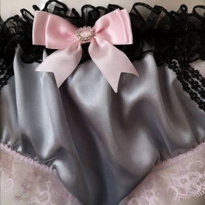 Zilvergrijze bikinislip/satijnen sissyslip - sprankelende zijafwerking - gegolfde taille - op bestelling gemaakt - medium tot XXL
