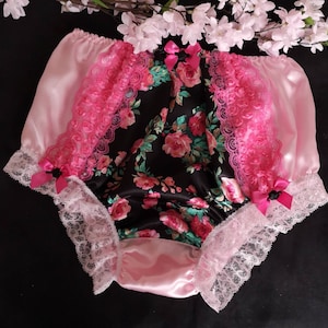Lichtroze full-fit slipje/satijnen sissy knickers - bedrukt satijnen voorpaneel met vintage stijl rozen - op bestelling gemaakt - medium tot 2XL