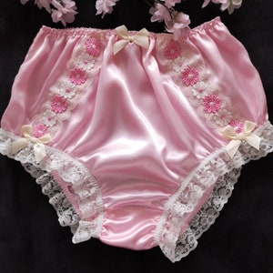 Hellrosa Vollhöschen/Sensually Soft Satin Schlüpfer #DaisiesLaceBows - Made to Order - Medium bis XXL