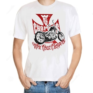 Puede incluir: Camiseta blanca con un gráfico rojo y negro de una motocicleta con el texto "West Coast Choppers" impreso en ella.