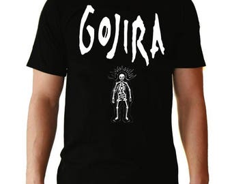 Op de afbeelding: Zwart T-shirt met een witte afbeelding van het woord "GOJIRA" en een skelet met een schedel.