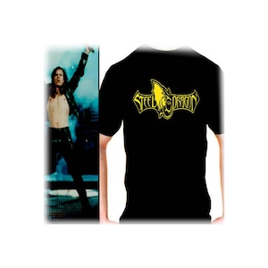 Può includere: Maglietta nera con una grafica gialla di un drago e il testo "Steel Dragon".