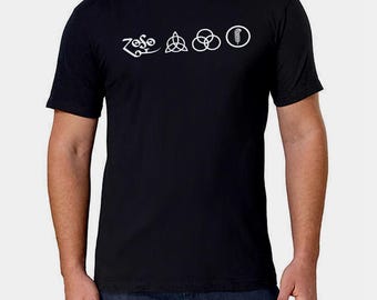 Może przedstawiać: Czarny t-shirt z białymi symbolami zespołu Led Zeppelin. Symbole są ułożone poziomo. Koszulka ma okrągły dekolt.
