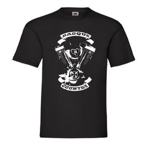 Puede incluir: Camiseta negra con un diseño gráfico blanco de un motor de motocicleta y las palabras "Basque Country" en una pancarta. La camiseta está hecha de un material suave y tiene mangas cortas.