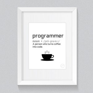 Pode incluir: Uma impressão de arte imprimível em preto e branco com a definição de um programador. A definição diz: "programador substantivo /pro-gram-r/ Uma pessoa que transforma café em código." A impressão apresenta uma silhueta preta de uma xícara de café com código binário no lado.