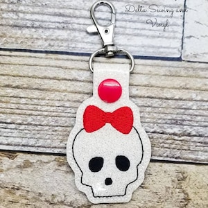 Skull Keychain, Skull Key Fob, Girly Skull Keychain, Girly Skull Key Fob, Gift for Girls, Trendy Keychain, Trendy Gift, Skull Gift
