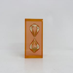 Clessidra fluttuante in Lucite, scultura attribuita a Pierre Giraudon, anni '70.