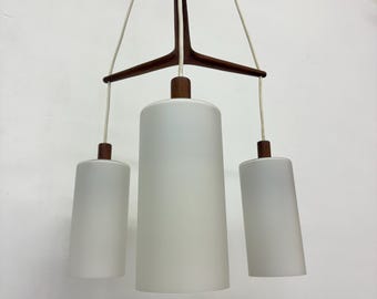 Lampa wisząca z połowy XX wieku, drewno tekowe i szkło opalowe, lata 70. XX wieku