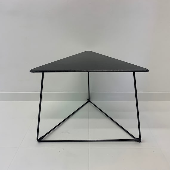 Dreieckiger Oti Beistelltisch aus Stahl von Niels Gammelgaard für Ikea, 1980er Dreieckiger Oti Beistelltisch aus Stahl von Niels Gammelgaard für Ikea, 1980er