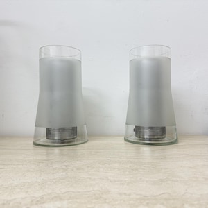 Puede incluir: Dos infusores de té de vidrio esmerilado con filtros de malla metálica. Los infusores son de vidrio transparente con un acabado esmerilado y tienen una base redonda.