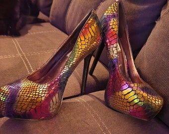 Glamorous Vintage Steve Madden Rainbow Bliss Snake Pattern