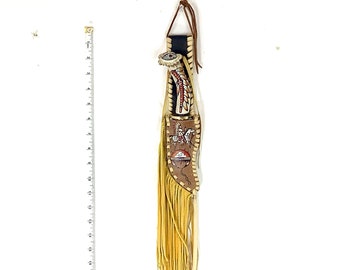 Coltello di corna di cervo intagliato su misura, copricapo di piume, guaina dipinta su misura, arte occidentale, regali da uomo, tendini cuciti, nativi americani. Frange