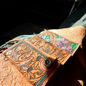 Cartera de cuero con herramientas manuales