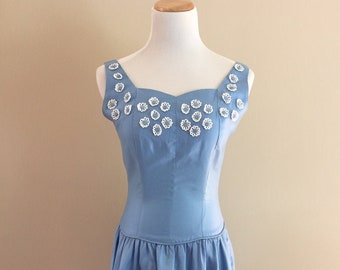 Vestido de verano vintage de algodón azul de los años 50 / Escote corazón / Aplicaciones