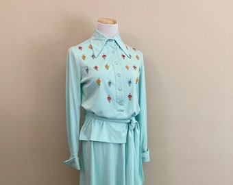 Jupe longue en tricot Aqua vintage des années 70 avec chemise assortie/Applications brodées/col exagéré/écharpe/Bernie Bee