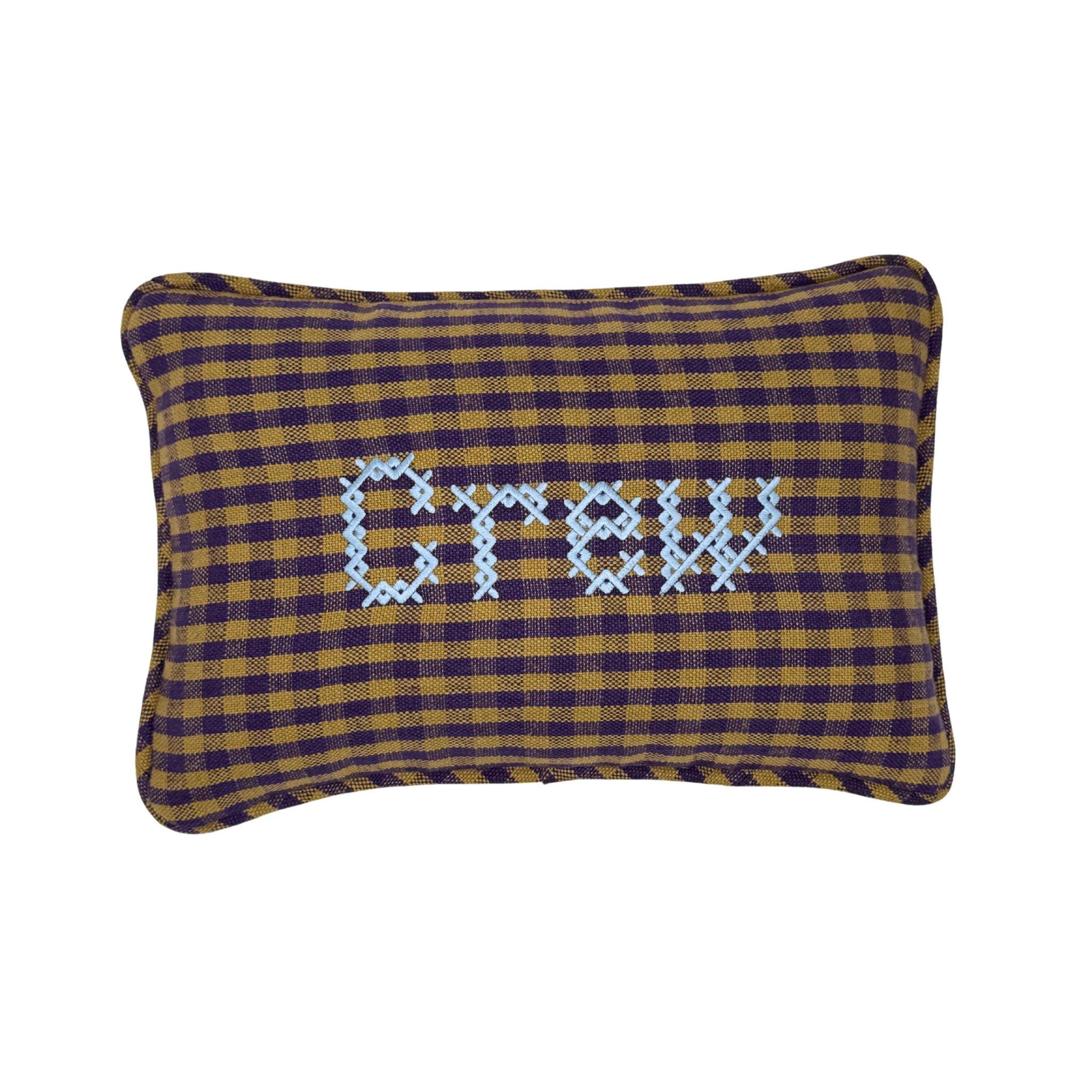 Besticktes Kreuzstich Kissen für Kinderzimmer benutzerdefinierte Geburtstagsgeschenk für Kleinkind Kissen Made in USA Purple Gingham Fabric