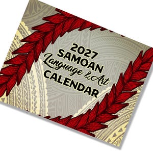 Puede incluir: Un calendario 2027 Samoan Language & Art con un título central en texto negro rodeado por una corona roja vibrante con forma de hojas. El fondo muestra una superficie beige claro con patrones geométricos grises complejos y repetitivos.