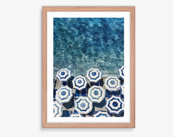 Cadre vintage aérien sur la plage : parasols bleus, décoration côtière