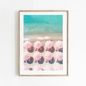 Vintage Strand Luftbild: Rosa Regenschirme, Küstenwandkunst (Digitaler Download)