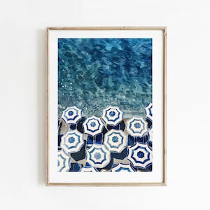 Arte mural vintage con sombrilla azul aérea de playa, club de playa de la costa europea, decoración azul para el hogar, arte mural femenino de la Riviera Francesa