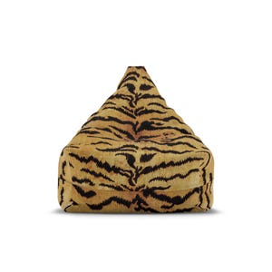 Könnte beinhalten: Ein dreieckiger Sitzsack mit Tigerstreifenmuster. Der Sitzsack hat einen beigefarbenen Hintergrund mit schwarzen Streifen, wodurch ein auffälliges Design entsteht. Der Sitzsack ist für bequemes Sitzen konzipiert.