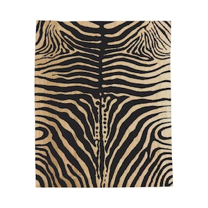 Pode incluir: Um tapete retangular com um padrão de listras de zebra. O tapete apresenta listras pretas e bege alternadas, criando um design arrojado. O padrão do tapete é simétrico, com as listras convergindo para o centro.