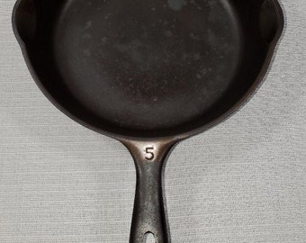 Vintage Unmarked #5 Wagner Cast Iron Skillet -  Circa 1960's