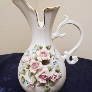 Pichet vintage Lefton # 839 avec appliques de roses vers les années 1950
