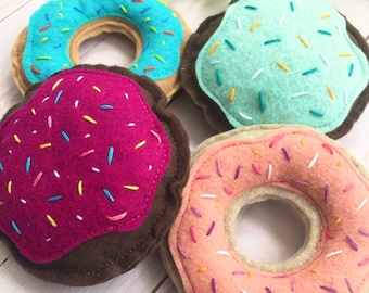 Brinquedo de gato em formato de rosquinha de feltro colorido com catnip – Brinquedo interativo feito à mão para gatos – granulados bordados – Donut recheado com catnip – Brinquedo divertido para gatinhos