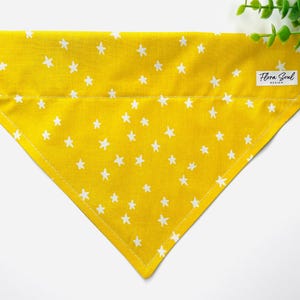 Bandana para perros - Bandana para gatos - Sobre el collar - Bufanda para perros - Regalo para perros - Bandana en el collar - Perro niña - Perro niño - Perro pequeño - Amarillo - Estrellas