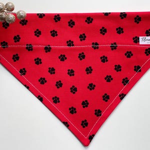 Hunde Bandana - Katzen Bandana - Halsband - Schal - Taschentuch - Hunde Geschenk - Individuell - Bandana am Halsband - Foulard - Rot mit Schwarzen Pfoten