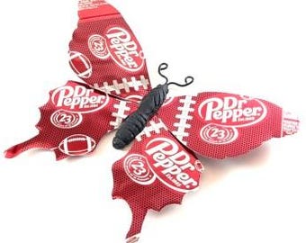 Dr Pepper voetbaldesign met vlinder van gerecycled aluminium blikje