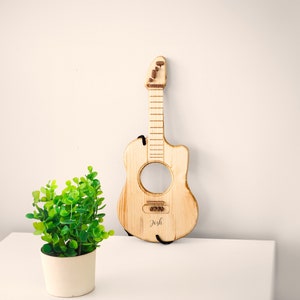 Guitarra sensorial personalizada para niños pequeños / Regalo Montessori personalizado para preescolar / Desarrollo único del juego imaginativo con ukelele