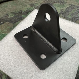 Płyta kotwiczna do klatki do gry w baseball | Podstawa 5”x5”, wysokość 4” | Stal o grubości 1/4” | Malowana proszkowo na czarno | Wyprodukowano w USA