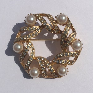 Vintage Gold-tone Wreath Brooch with Faux Pearls and White Gems.