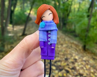 Brosche mit Porträtpuppe, Kawaii-Mädchen-Anstecknadel aus Polymer Clay, rote Haare, Größe 3,54 Zoll
