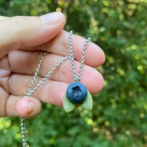 Handgemaakte ketting van polymeerklei met bosbessenmotief: realistische bessenhanger