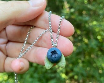 Handgefertigte Blaubeer-Halskette aus Polymerclay: Realistischer Beerenanhänger