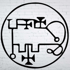 Puede incluir: Sigilo en blanco y negro con un diseño circular sobre un fondo de pared de ladrillo blanco.