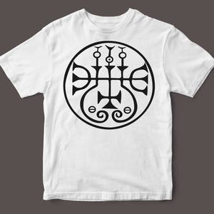 Puede incluir: Camiseta blanca con un gráfico negro de un símbolo con una cruz y tres círculos.